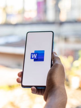 Assam, Hindistan - 6 Eylül 2020: Telefon ekranında Bayan Word logosu.