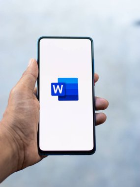 Assam, Hindistan - 6 Eylül 2020: Telefon ekranında Bayan Word logosu.