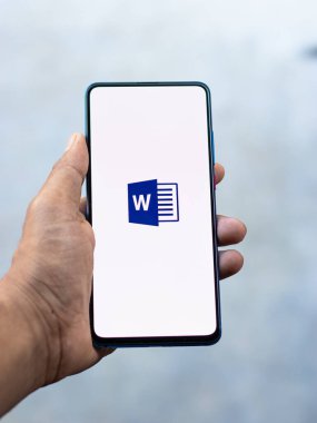 Assam, Hindistan - 6 Eylül 2020: Telefon ekranında Bayan Word logosu.