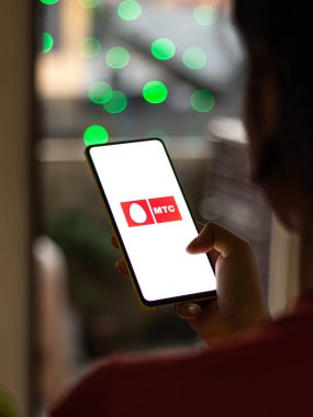 Assam, Hindistan - 15 Kasım 2020: Telefon ekranında MTS logosu.