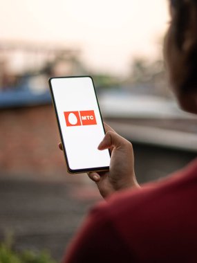 Assam, Hindistan - 15 Kasım 2020: Telefon ekranında MTS logosu.