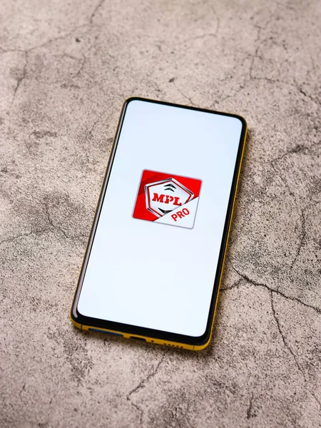 Assam, Hindistan - 29 Ekim 2020: MPL uygulama logosu telefon ekranı görüntüsü.