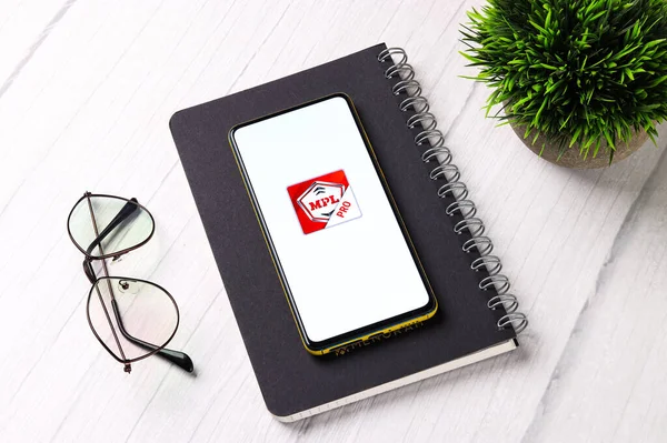 Assam, Hindistan - 29 Ekim 2020: MPL uygulama logosu telefon ekranı görüntüsü.