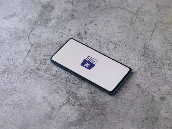 Assam, Hindistan - 6 Eylül 2020: Telefon ekranında Bayan Word logosu.