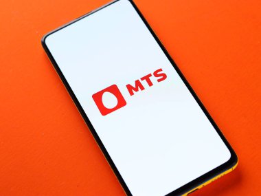 Assam, Hindistan - 15 Kasım 2020: Telefon ekranında MTS logosu.