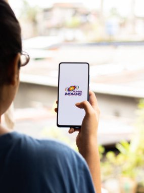 Assam, Hindistan - 27 Ağustos 2020: Telefon ekranında Mumbai Hintlileri logosu.