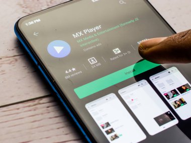 Assam, Hindistan - 21 Nisan 2020: MX Player mobil uygulama logosu - hisse senedi için çekilen bir video yayınlama servisi.