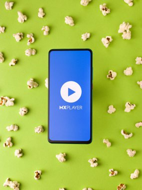 Assam, Hindistan - 21 Nisan 2020: MX Player mobil uygulama logosu - hisse senedi için çekilen bir video yayınlama servisi.