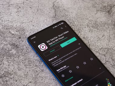 Assam, Hindistan - 6 Eylül 2020: Telefon ekranında Mx Takatak logosu.