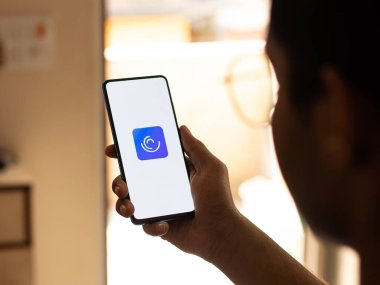 Assam, Hindistan - 10 Nisan 2021: Telefon ekranındaki uygulama logom.