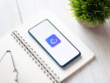 Assam, Hindistan - 10 Nisan 2021: Telefon ekranındaki uygulama logom.