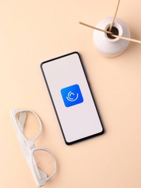 Assam, Hindistan - 10 Nisan 2021: Telefon ekranındaki uygulama logom.