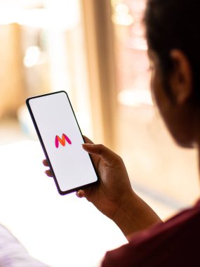 Assam, Hindistan - 19 Şubat 2021: Telefon ekranında Myntra logosu.