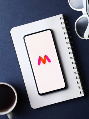 Assam, Hindistan - 19 Şubat 2021: Telefon ekranında Myntra logosu.