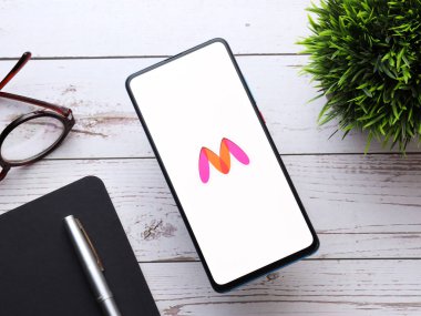 Assam, Hindistan - 19 Şubat 2021: Telefon ekranında Myntra logosu.