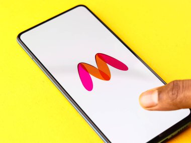 Assam, Hindistan - 19 Şubat 2021: Telefon ekranında Myntra logosu.