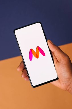 Assam, Hindistan - 19 Şubat 2021: Telefon ekranında Myntra logosu.