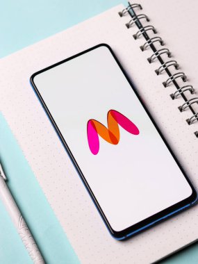 Assam, Hindistan - 19 Şubat 2021: Telefon ekranında Myntra logosu.