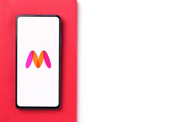 Assam, Hindistan - 19 Şubat 2021: Telefon ekranında Myntra logosu.