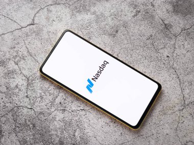 Assam, Hindistan - 12 Eylül 2020: Telefon ekranında Nasdaq logosu.