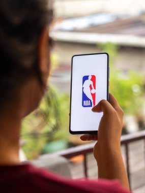 Assam, Hindistan - 21 Haziran 2021: Telefon ekranında NBA TV logosu.