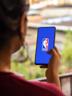 Assam, Hindistan - 21 Haziran 2021: Telefon ekranında NBA TV logosu.