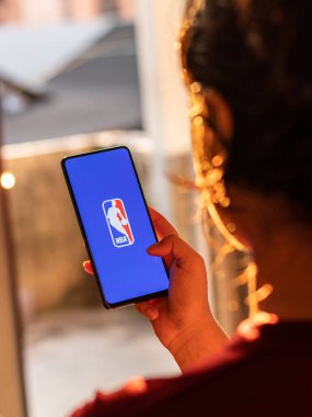 Assam, Hindistan - 21 Haziran 2021: Telefon ekranında NBA TV logosu.
