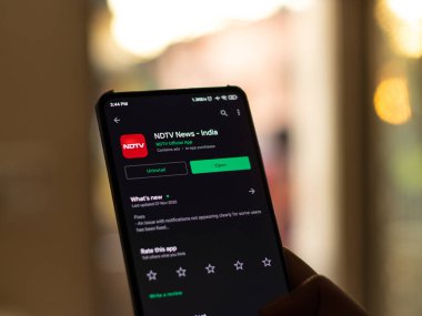 Assam, Hindistan - 29 Kasım 2020: Telefon ekranında NDTV logosu.