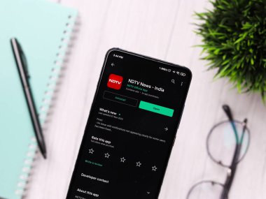 Assam, Hindistan - 29 Kasım 2020: Telefon ekranında NDTV logosu.