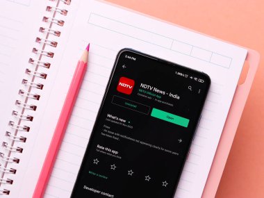 Assam, Hindistan - 29 Kasım 2020: Telefon ekranında NDTV logosu.