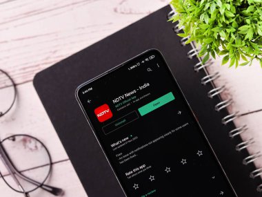 Assam, Hindistan - 29 Kasım 2020: Telefon ekranında NDTV logosu.