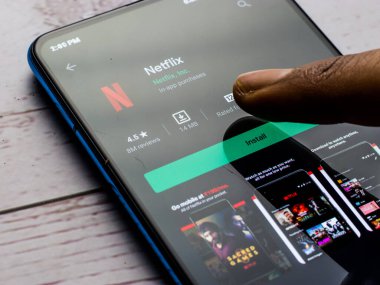 Assam, Hindistan - 10 Nisan 2021: Telefon ekranında Netflix logosu.