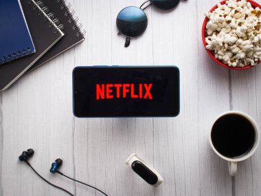 Assam, Hindistan - 10 Nisan 2021: Telefon ekranında Netflix logosu.