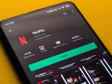 Assam, Hindistan - 10 Nisan 2021: Telefon ekranında Netflix logosu.