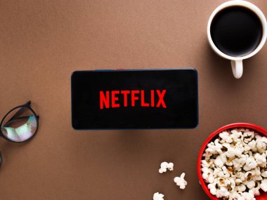 Assam, Hindistan - 10 Nisan 2021: Telefon ekranında Netflix logosu.