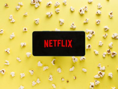 Assam, Hindistan - 10 Nisan 2021: Telefon ekranında Netflix logosu.