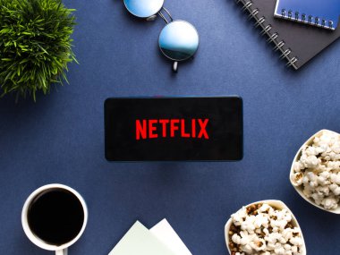 Assam, Hindistan - 10 Nisan 2021: Telefon ekranında Netflix logosu.