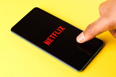 Assam, Hindistan - 10 Nisan 2021: Telefon ekranında Netflix logosu.