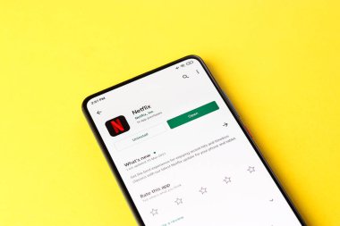 Assam, Hindistan - 10 Nisan 2021: Telefon ekranında Netflix logosu.