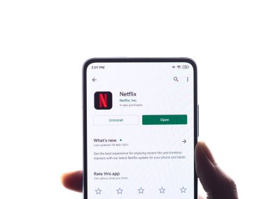 Assam, Hindistan - 10 Nisan 2021: Telefon ekranında Netflix logosu.
