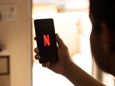 Assam, Hindistan - 10 Nisan 2021: Telefon ekranında Netflix logosu.