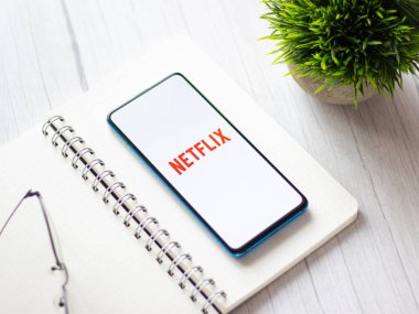 Assam, Hindistan - 10 Nisan 2021: Telefon ekranında Netflix logosu.