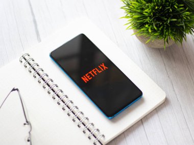 Assam, Hindistan - 10 Nisan 2021: Telefon ekranında Netflix logosu.