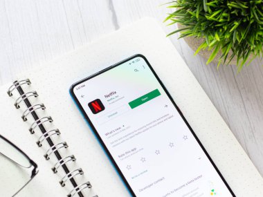 Assam, Hindistan - 10 Nisan 2021: Telefon ekranında Netflix logosu.