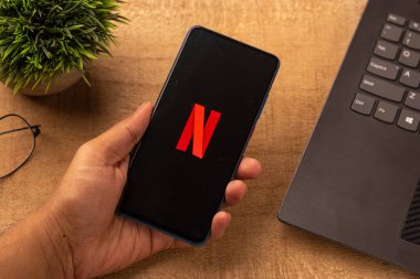 Assam, Hindistan - 10 Nisan 2021: Telefon ekranında Netflix logosu.
