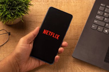 Assam, Hindistan - 10 Nisan 2021: Telefon ekranında Netflix logosu.
