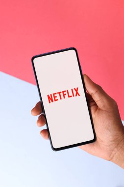 Assam, Hindistan - 10 Nisan 2021: Telefon ekranında Netflix logosu.