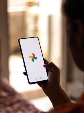 Batı Bangal, Hindistan - 28 Eylül 2021: Telefon ekranında Google Fotoğraflar logosu.