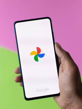 Batı Bangal, Hindistan - 28 Eylül 2021: Telefon ekranında Google Fotoğraflar logosu.