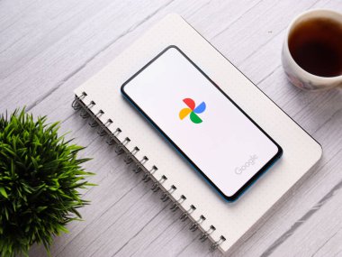 Batı Bangal, Hindistan - 28 Eylül 2021: Telefon ekranında Google Fotoğraflar logosu.